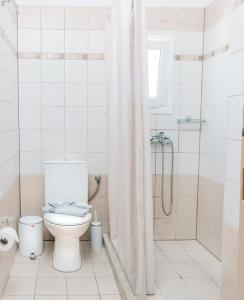 Koupelna v ubytování Maltezos Hotel