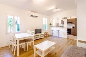uma sala de estar com uma mesa e uma sala de jantar em Canebière 3 // Bel appartement climatisé avec terrasse em Marselha