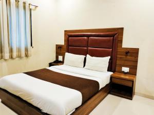 Postel nebo postele na pokoji v ubytování Hotel Avion Palace