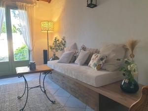 Część wypoczynkowa w obiekcie Le clos Roby maison avec piscine proche du centre historique