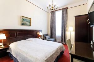 um quarto de hotel com uma cama e uma televisão em Hotel Viktoria Schönbrunn em Viena