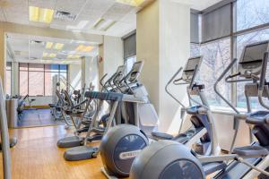 - une salle de sport avec tapis de course et machines elliptiques dans l'établissement UES 1BR w Gym WD nr Central Park NYC-1296, à New York