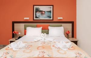 Postel nebo postele na pokoji v ubytování Maltezos Hotel