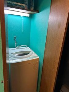 a bathroom with a toilet and a sink at ラフォレ１０１　新宿から13分のくつろげるお部屋 in Tokyo