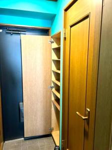 a bathroom with a door open to a closet at ラフォレ１０１　新宿から13分のくつろげるお部屋 in Tokyo