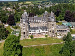 een luchtzicht op een kasteel bij Gatehouse Lodge in Moulin