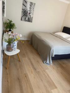 Ένα ή περισσότερα κρεβάτια σε δωμάτιο στο STING Apartments Havířov