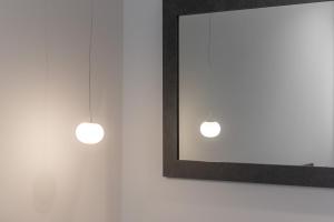ミラノにあるWe Home - Broletto Boutiqueの鏡の横の壁掛け二灯