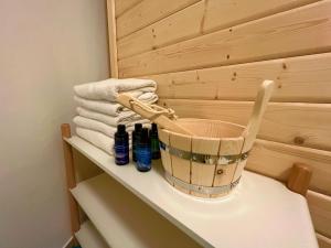 a bucket sitting on a counter with bottles and towels at Altstadt Apartments Melk mit Sauna in Melk