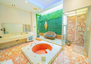 La salle de bains est pourvue d'une grande baignoire et d'une douche. dans l'établissement Feng Cai Motel, à Yuanlin