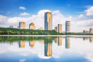 panoramę miasta odbijającą się w wodzie w obiekcie Shangri-La Nanjing w mieście Nankin