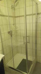 La salle de bains est pourvue d'une douche avec une porte en verre. dans l'établissement Da lillo, à Fuldatal