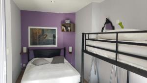 Ένα ή περισσότερα κρεβάτια σε δωμάτιο στο Les Nids d Hirondelles, calme au coeur de la Lozere