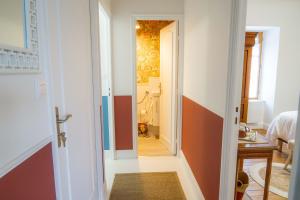 un pasillo que conduce a un dormitorio con puerta en Les Balcons sur la Loire en Chalonnes-sur-Loire