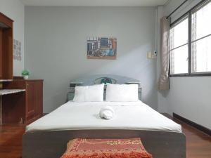 a bedroom with a large white bed in a room at 7/7 House, Classic House for family in Hat Yai