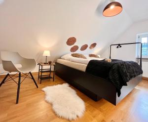 um quarto com uma cama, uma cadeira e um tapete branco em Reet am Rhein-Heuboden, Eröffnungsangebot em Boppard