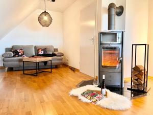 uma sala de estar com um sofá e uma lareira em Reet am Rhein-Heuboden, Eröffnungsangebot em Boppard