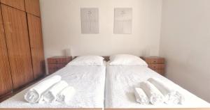 1 dormitorio con 2 camas con sábanas blancas en Harmony House Velenje, en Velenje