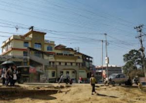 un gruppo di persone che si trovano di fronte a un edificio di Hotel Moomsie Itanagar Arunachal Pradesh a Itānagar