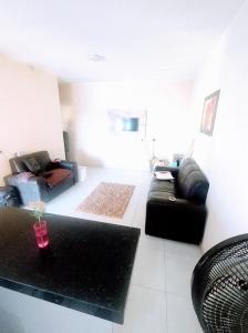 un soggiorno con 2 divani e un divano di Morada de Angatu a Itanhaém