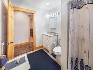 ein Badezimmer mit Toilette und Waschbecken in der Unterkunft Anchors Away Cottage on Big Spirit Lake in Orleans + 28 Fotos