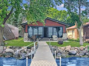 una casa con un muelle junto a un cuerpo de agua en Anchors Away Cottage on Big Spirit Lake, en Orleans