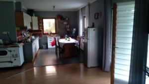 cocina con mesa y nevera en Villa Davidovic en Prnjavor