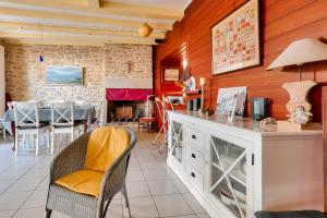 uma sala de jantar com mesa e cadeiras em Parenthese a 20m de la baie de Quiberon em Saint-Pierre-Quiberon