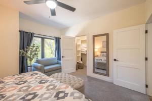 una camera con letto, sedia e specchio di CentralPark Townhome B10 ad Arnolds Park