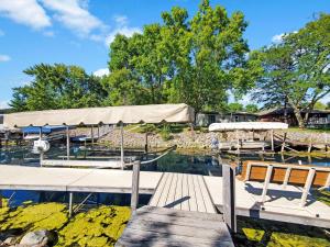 Φωτογραφία από το άλμπουμ του The Canal Cottage off West Lake Okoboji σε Milford