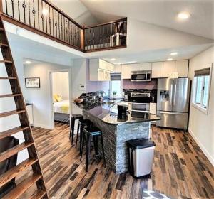 Η κουζίνα ή μικρή κουζίνα στο The Canal Cottage off West Lake Okoboji