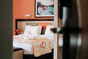 Postel nebo postele na pokoji v ubytování Maltezos Hotel