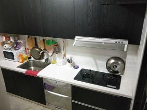 Een keuken of kitchenette bij Happy B&B