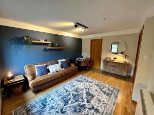 sala de estar con sofá y mesa en Comfortable, modern apartment with parking. Inverness., en Inverness