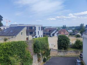 a view of a city with buildings and a street at Appartement Spacieux & Parking in Caen