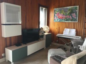 奧特朗的住宿－Maison autrans，一间带电视和键盘的客厅