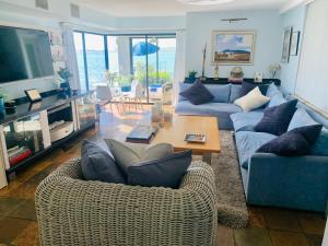 ゴードンズ・ベイにある185 on BEACH Boutique Suitesのソファ2つとテーブルのあるリビングルーム