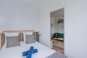 - une chambre avec un lit doté d'un ruban bleu dans l'établissement Superbe appart chic, hyper centre, vue château, Parking inclus, à Caen