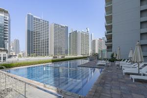 Bazén v ubytování Two Bed Room Near Burj Khalifa Dubai Mall-5minuts-RVA511 nebo v jeho okolí