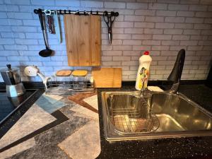 - un comptoir de cuisine avec un évier et un comptoir dans l'établissement City view + location, à Oulan-Bator