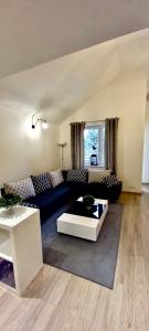 un soggiorno con divano e tavolo di Apartament Perłowy 2 - z antresolą i widokiem - Dream Apart a Ustroń