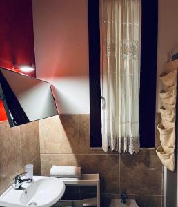 łazienka z białą umywalką i oknem w obiekcie Sicilia Vacation rooms w Trapani +37 zdjęć