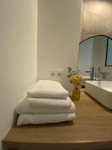 einen Stapel Handtücher auf einer Theke im Bad in der Unterkunft Tour Eiffel/Luxury apartment n°6 in Paris