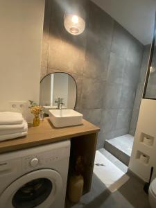 ein Badezimmer mit einer Waschmaschine und einem Waschbecken in der Unterkunft Tour Eiffel/Luxury apartment n°6 in Paris