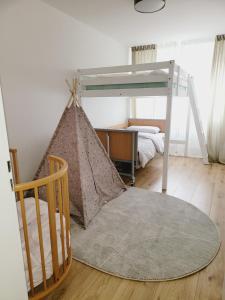 - une chambre avec des lits superposés et un tapis dans l'établissement Sonnenplätzchen, à Bamberg