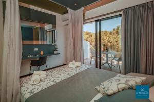 sypialnia z dużym łóżkiem i balkonem w obiekcie Al Pescatore Suites w Cefalù