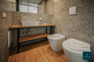 een badkamer met een wastafel en een toilet bij Al Pescatore Suites in Cefalù