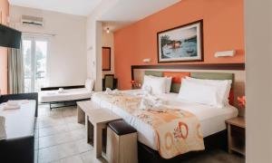 Postel nebo postele na pokoji v ubytování Maltezos Hotel