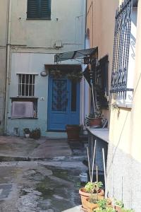 Une allée avec une porte bleue dans un bâtiment dans l'établissement Casa Anna, à Borgio Verezzi