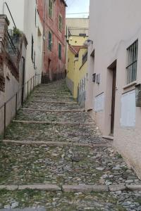 Une allée en pierre dans une allée entre les bâtiments dans l'établissement Casa Anna, à Borgio Verezzi